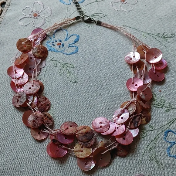♦️3 for $15 Pink button shell necklace - Picture 2 of 9